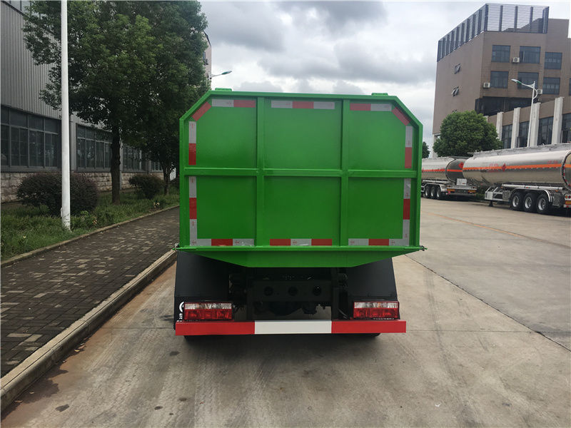 東風(fēng)小多利卡密封式垃圾車