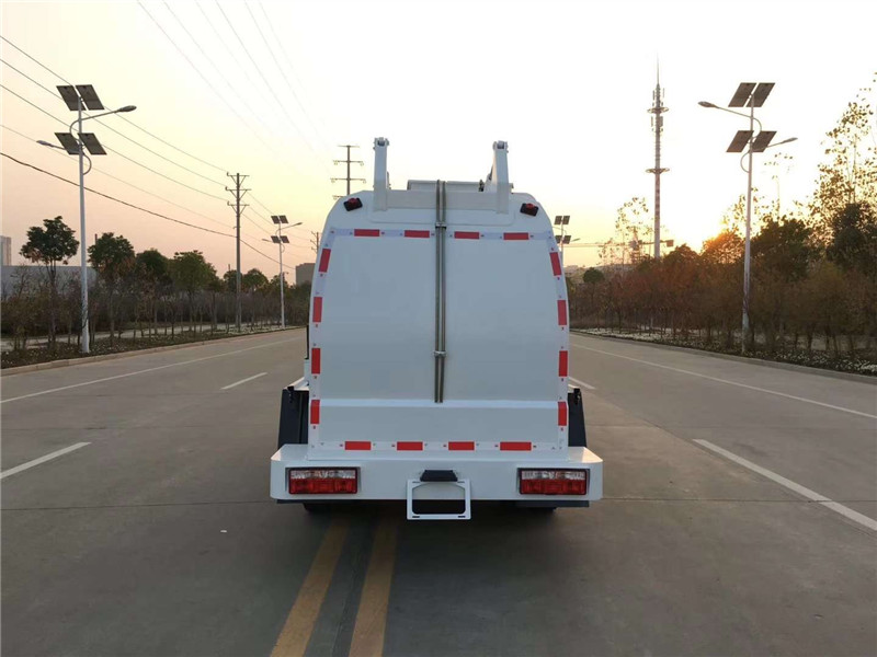 東風(fēng)多利卡餐廚垃圾車(chē)（4.5方）