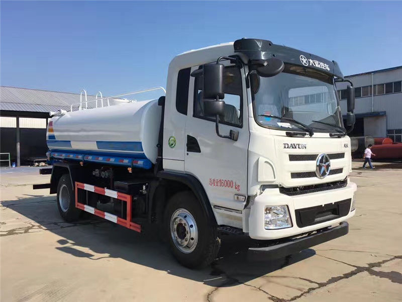 大運(yùn)風(fēng)度灑水車（10-12噸）