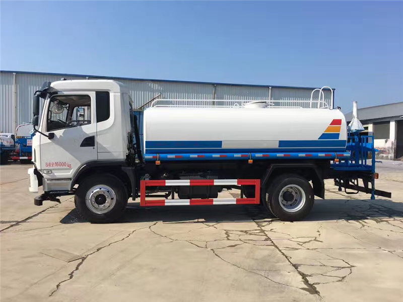 大運(yùn)風(fēng)度灑水車（10-12噸）