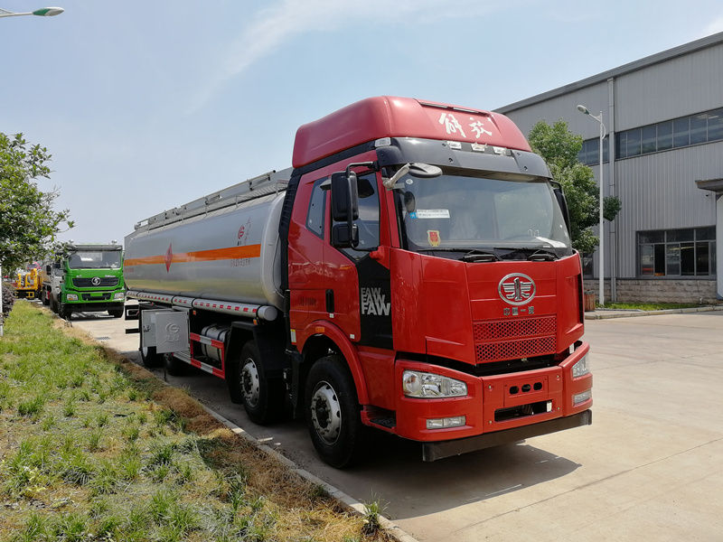 解放前四后六25.5方油罐車