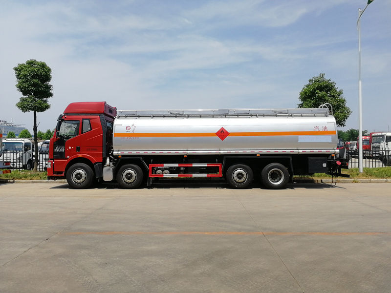 解放前四后六25.5方油罐車