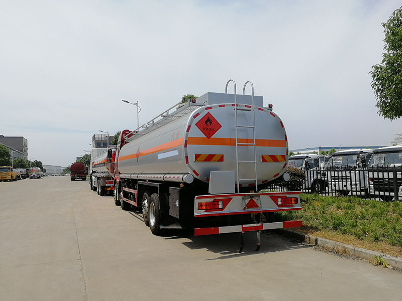 解放前四后六25.5方油罐車