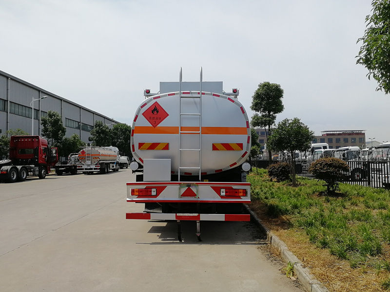 解放前四后六25.5方油罐車