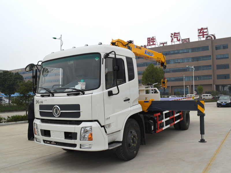 東風(fēng)天錦平板帶吊清障車
