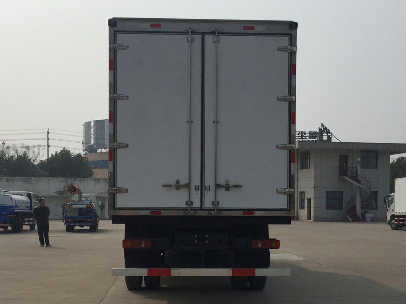 東風天錦小三軸冷藏車（8.6米）