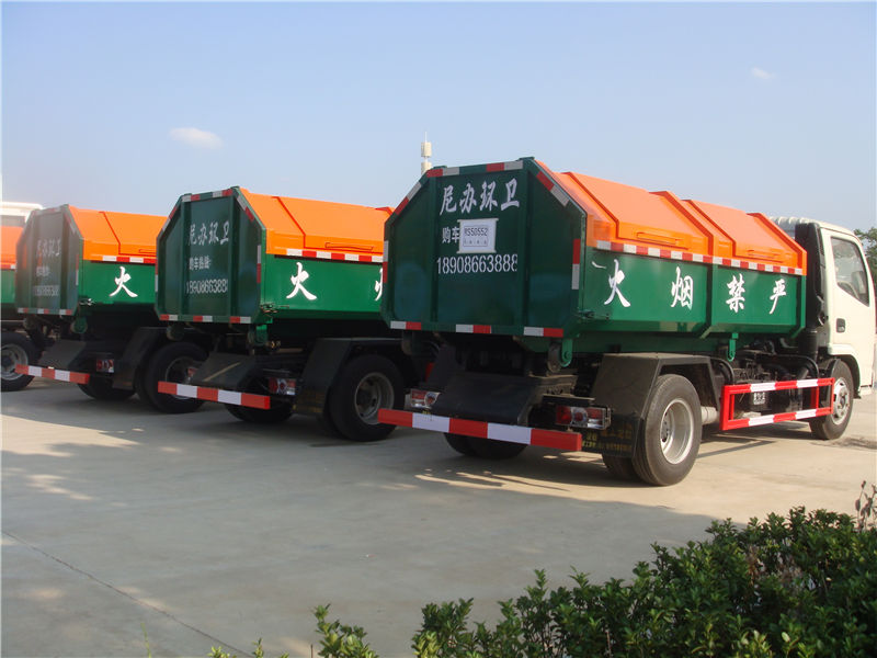 東風(fēng)勾臂垃圾車（4-5方）