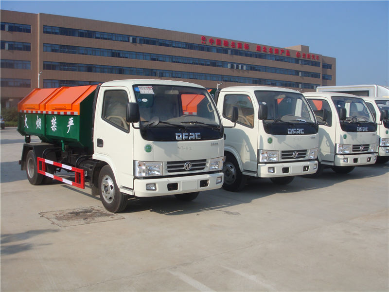東風(fēng)勾臂垃圾車（4-5方）