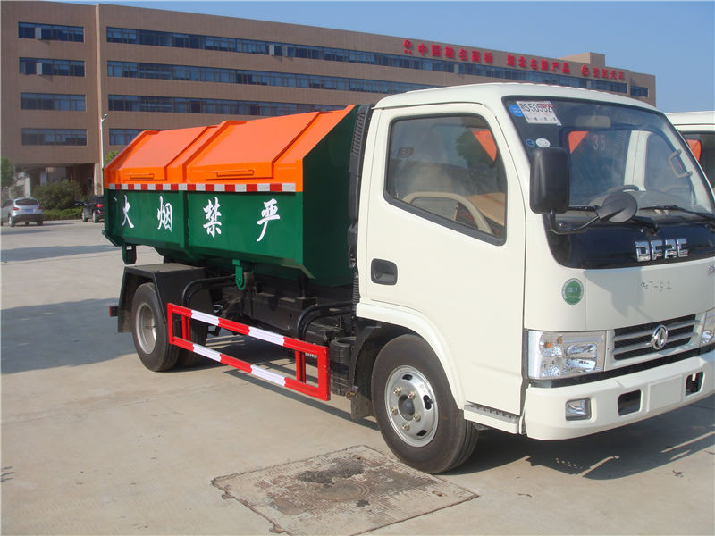 東風(fēng)勾臂垃圾車（4-5方）