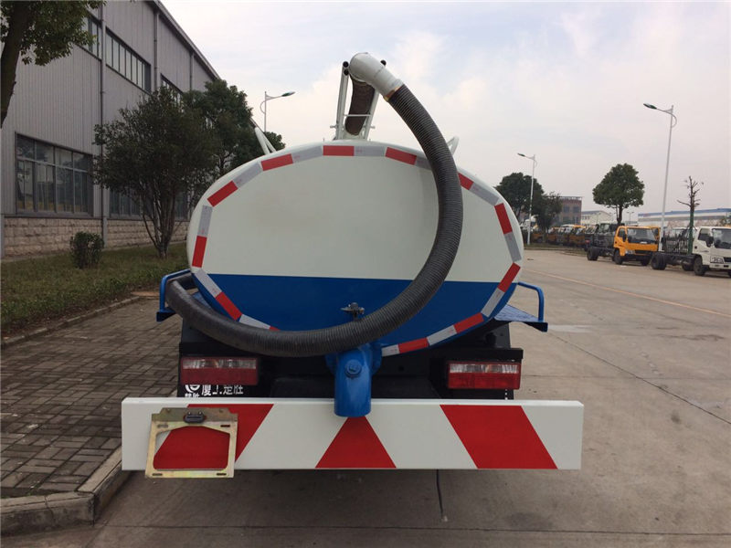 東風(fēng)多利卡吸糞車(chē)（8噸）