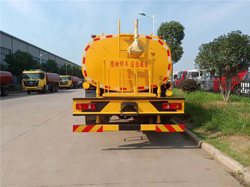 東風(fēng)天錦灑水車（15噸）