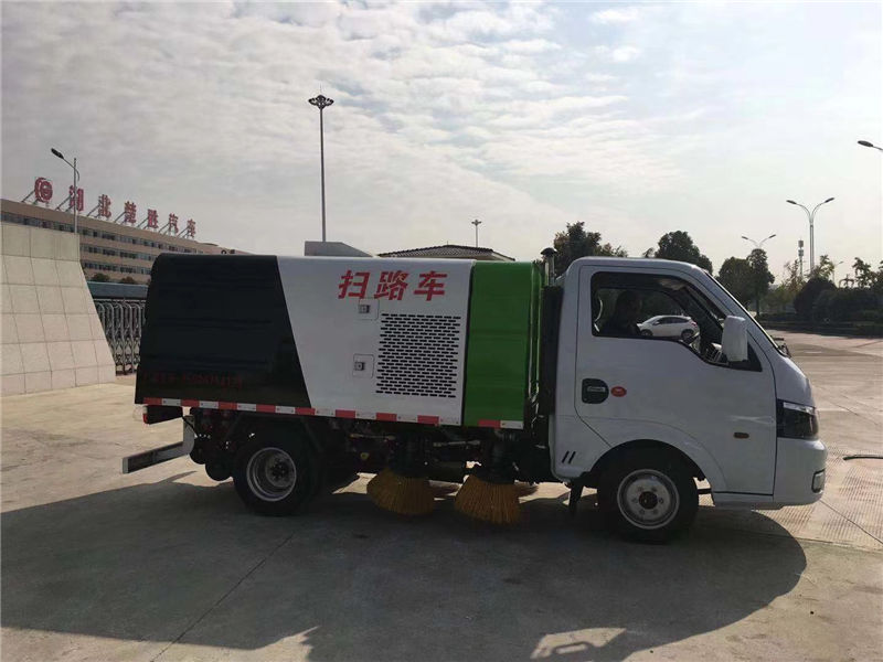 東風掃路車（2噸藍牌）