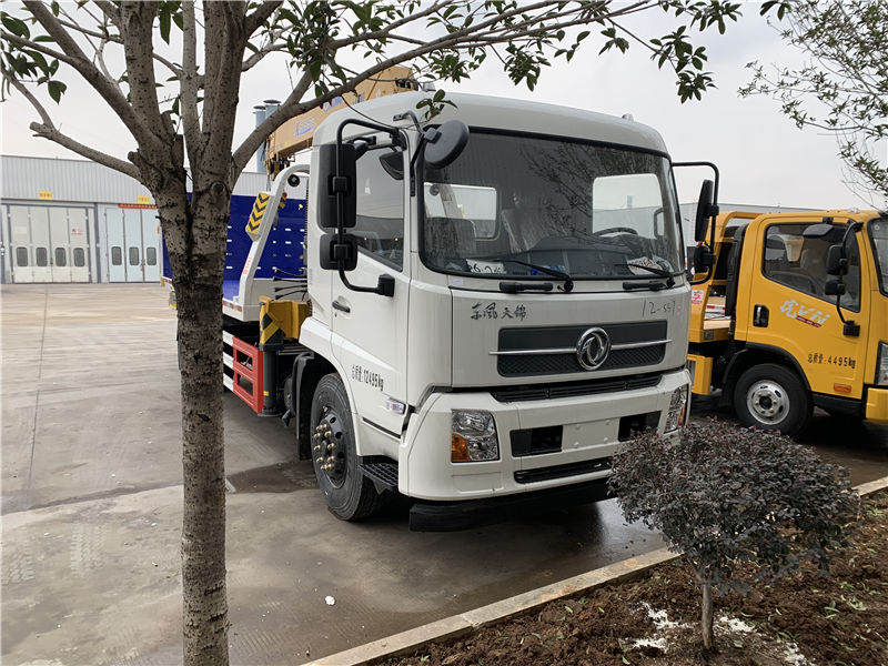 東風(fēng)天錦帶吊清障車（8噸上翻）