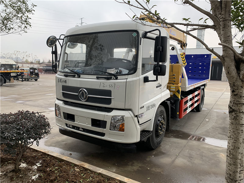 東風(fēng)天錦帶吊清障車（8噸上翻）