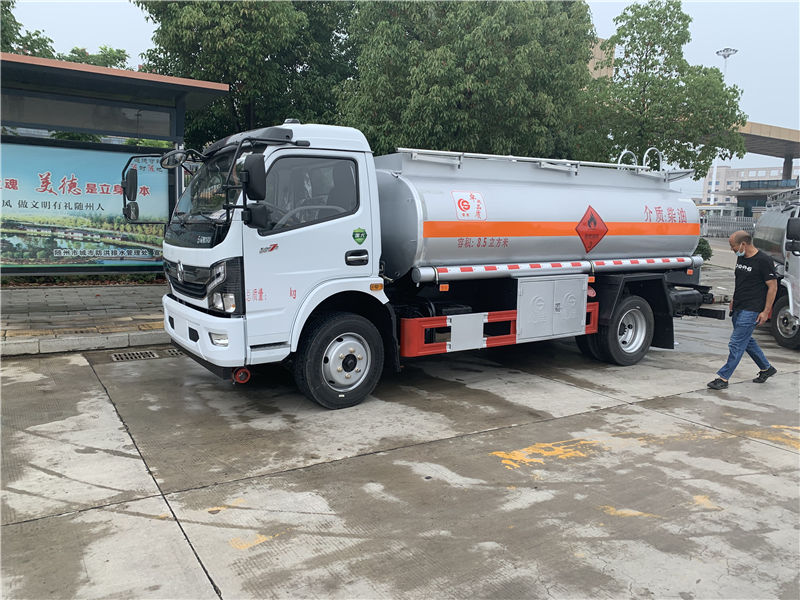 東風(fēng)多利卡8噸加油車（國六 柴油）